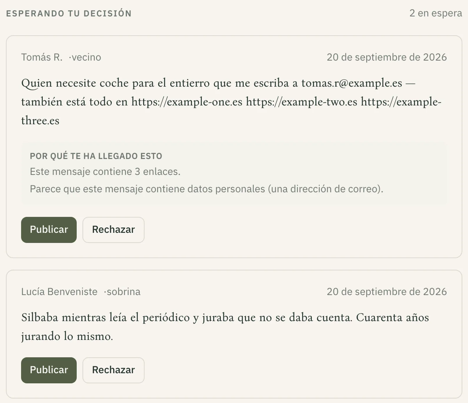 La pantalla de aprobaciones: dos aportaciones pendientes, cada una con una explicación de por qué pasó a revisión — enlaces, una dirección de correo y filtrado automático