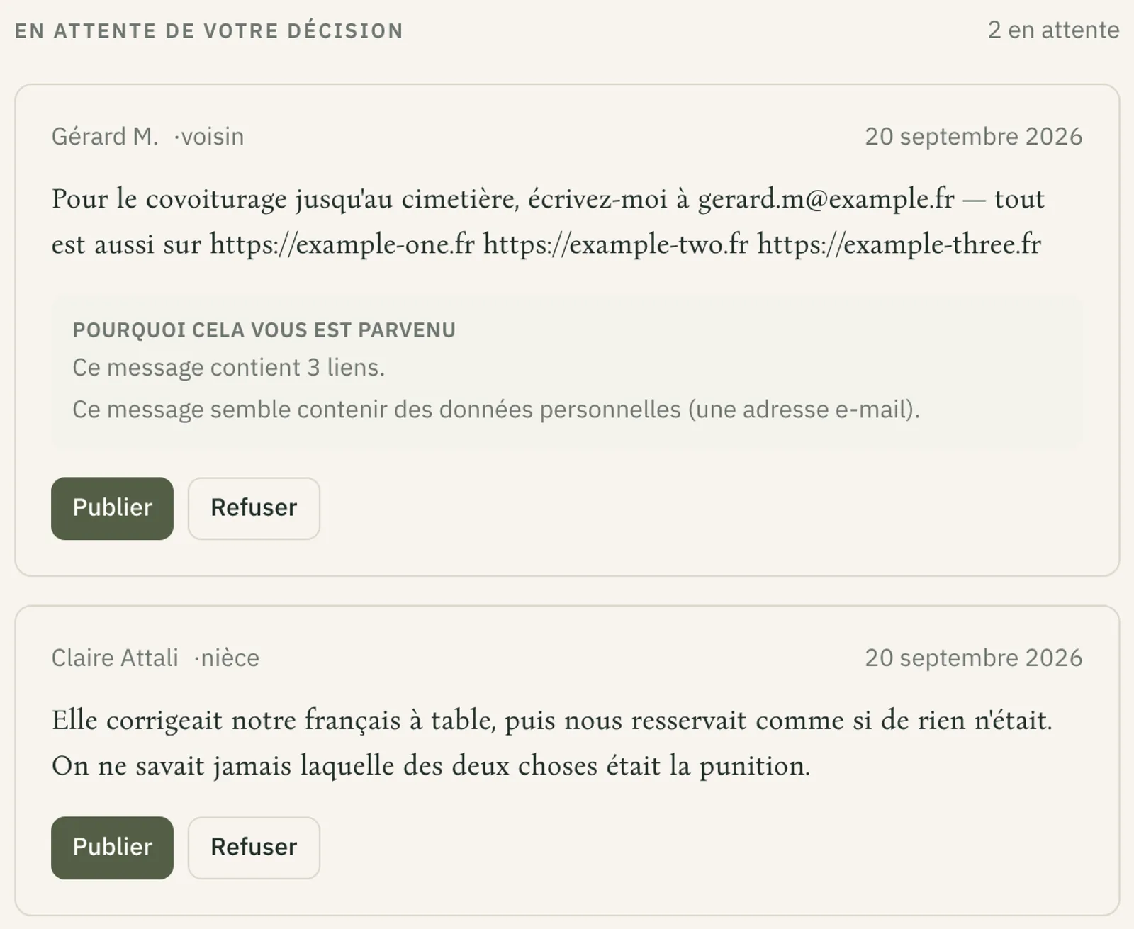 L’écran de validation : deux ajouts en attente, chacun avec une explication de la raison pour laquelle il est passé en révision — liens, adresse e-mail, filtrage automatique